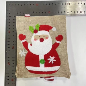 Dettaglio del sacchetto regalo in iuta con Babbo Natale in feltro e manico a righe