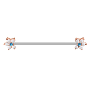 Dettaglio del piercing industrial con barra d'argento e fiori di opale su sfondo bianco
