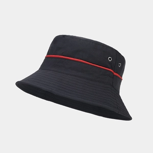 Détail d'un chapeau bob noir avec rayure rouge et œillets d'aération métalliques latéraux