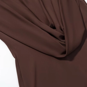 Robe sans manches marron foncé élégante en tissu fluide avec un drapé sophistiqué