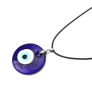 Gros plan du pendentif Nazar œil maléfique en verre bleu avec cordon noir