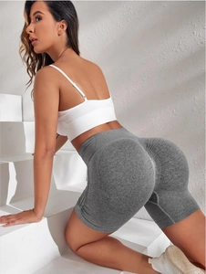 Detail der nahtlosen High-Waist-Yogashorts mit Scrunch-Butt-Effekt in Melange-Grau
