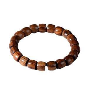 Bracelet ethnique en bois de santal vert avec grain naturel sur fond blanc épuré