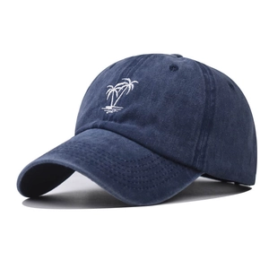 Détail de la casquette de baseball en coton lavé bleu marine avec broderie palmier