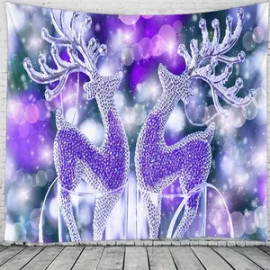 Détail de la tapisserie de Noël avec rennes à paillettes mauves et effet de lumière bokeh