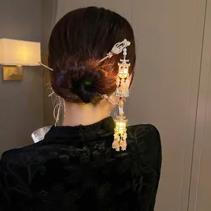 Épingle à cheveux fleur de muguet dorée avec gland de lanterne lumineux et perles