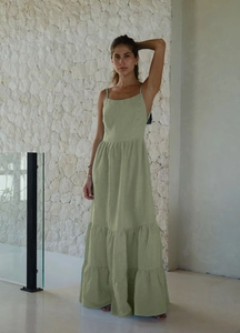 Détail de robe longue à volants vert sauge en lin de coton avec fines bretelles