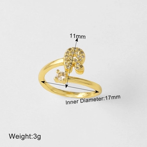 Detail van goudvergulde letter R ring met afmetingen 11mm hoogte en 17mm diameter