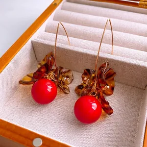Boucles d'oreilles vintage avec perles rouges, fleurs ambrées et crochets dorés