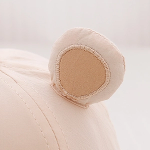 Detailaufnahme der süßen Bärenohren und Stickerei auf der atmungsaktiven Baby-Sonnenmütze