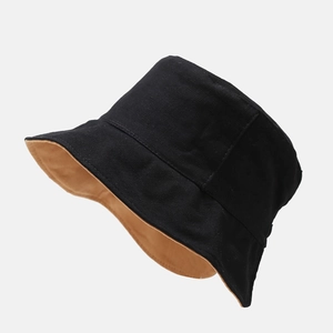 Dettaglio del cappello da pescatore double-face in cotone nero e kaki con trama e tesa