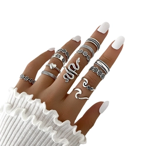 Set di 12 anelli vintage in argento con motivi a serpente, cuore e goccia d'acqua