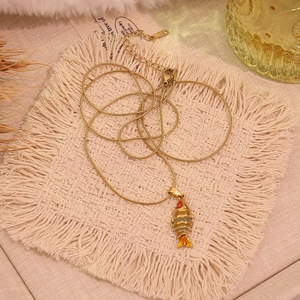 Collier à pendentif carpe Koï rétro en acier titane doré avec détails yeux rouges