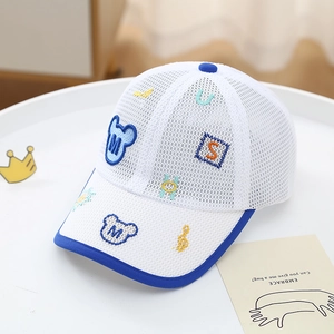 Dettaglio del cappellino in rete bianco e blu per bambini con ricami a cartoni animati
