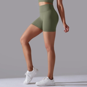 Détail du short de yoga vert olive à taille haute, matière sans couture et effet galbant