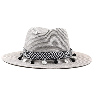 Chapeau fedora tressé gris clair avec ruban bohème et pampilles de pièces d'argent