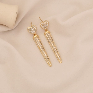 Boucles d'oreilles cœur et pointe dorées avec zircons sertis sur tissu texturé