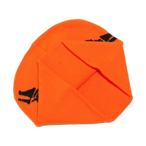 Détail du bonnet en maille orange avec motif jacquard de crâne noir et texture fine