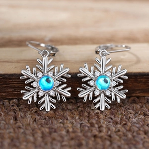 Boucles d'oreilles flocon de neige avec pierre de lune bleue et finition argentée