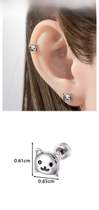 Vue détaillée des boucles d'oreilles chat en argent avec mesures précises en cm