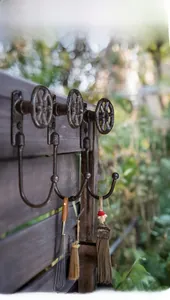 Gros plan de crochets muraux industriels en fonte avec poignées de valve vintage sur bois