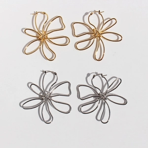 Brass Hollow Flower Butterfly Earrings Abstract Minimalist Large Metal Wire Wrapped Stud Earrings For Women Jewelry Gift