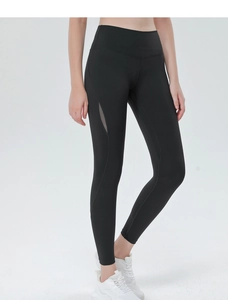 Dettaglio di leggings sportivi neri a vita alta con inserto in mesh e tessuto elasticizzato