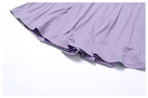 Détail de l'ourlet de la jupe de protection solaire violette avec drapé fluide et élastique