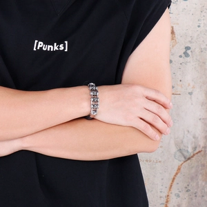 Gros plan du bracelet punk vintage en acier titane avec tête de mort et fermoir magnétique