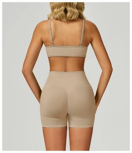 Rückansicht des nahtlosen Ripp-Sport-Bras und High-Waist-Shorts-Sets in Khaki