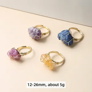 Anillos artesanales de cristal en bruto con piedras naturales y bandas doradas ajustables