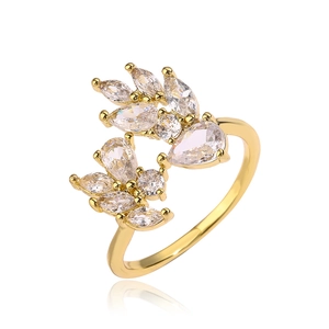 Anello geometrico dorato di lusso con foglie in zircone scintillanti e un riflesso nitido