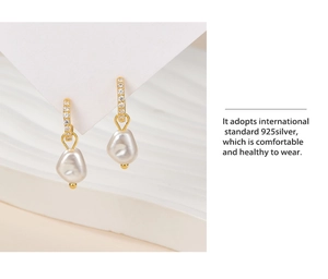 Détail des boucles d'oreilles en argent S925 avec perles et créoles serties de zircons