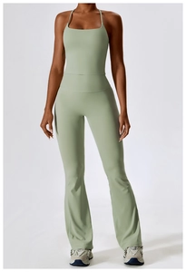 Detalle del conjunto de yoga verde menta con pantalones acampanados y top de cuello halter