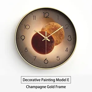 Horloge murale moderne or champagne avec cadran céleste artistique et mouvement quartz silencieux
