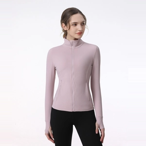 Veste de sport rose ajustée à col montant et passe-pouces pour le yoga et la course