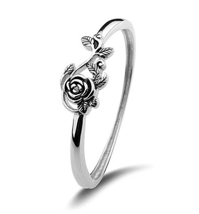 Close-up of vintage S925 silver rose ring with detailed 3D petals and leaf patterns