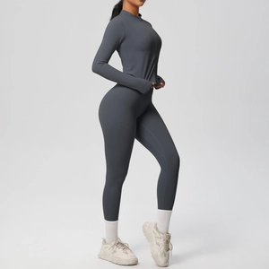 Détail de l'ensemble de yoga gris foncé avec veste zippée ajustée et legging taille haute