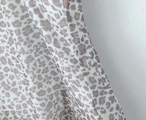 Detailansicht der Leopardenmuster-Textur und hochwertigen Nähte am Kleidungsstück