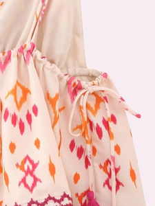 Détail du haut ethnique montrant la broderie, les sequins et le cordon de serrage réglable