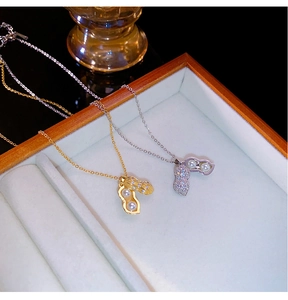 Détail du collier pendentif cacahuète ouvrable avec perles et zircons incrustés