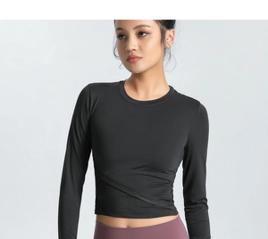 Haut de yoga noir à manches longues avec ourlet croisé unique et coupe ajustée performante