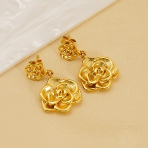 Boucles d'oreilles pendantes en acier inoxydable doré 18K avec fleurs de rose 3D