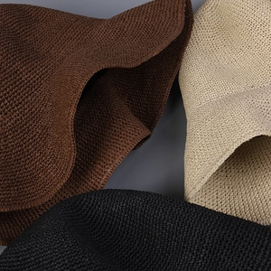 Detailansicht handgefertigter Häkel-Sonnenhüte mit Strohtextur in Dunkelbraun, Beige und Schwarz