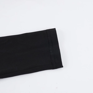 Dettaglio del polsino nero con cuciture di alta qualità e tessuto elastico morbido
