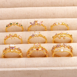 Vue détaillée de neuf bagues dorées avec des motifs de papillons et fleurs en zircon