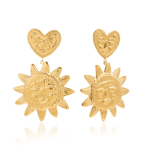 Boucles d'oreilles soleil et cœur en plaqué or 18k avec une texture métallique radieuse