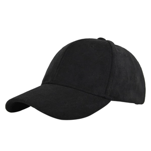 Zijaanzicht van een minimalistische zwarte baseballpet van imitatie-suède met textuur