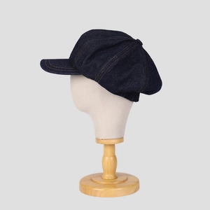 Vue latérale d'une casquette gavroche en denim bleu foncé montrant la structure à 8 panneaux