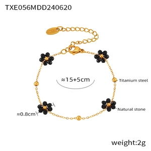 Détail du bracelet marguerite en acier titane plaqué or 18k avec fleurs en pierre naturelle